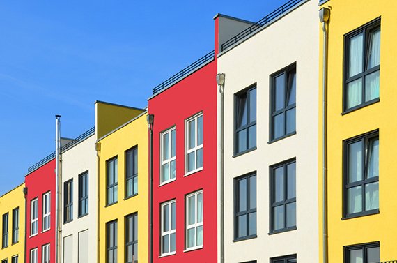 aehnliche-haeuser-weniger-ist-mehr Häuser in verschiedenen Farben