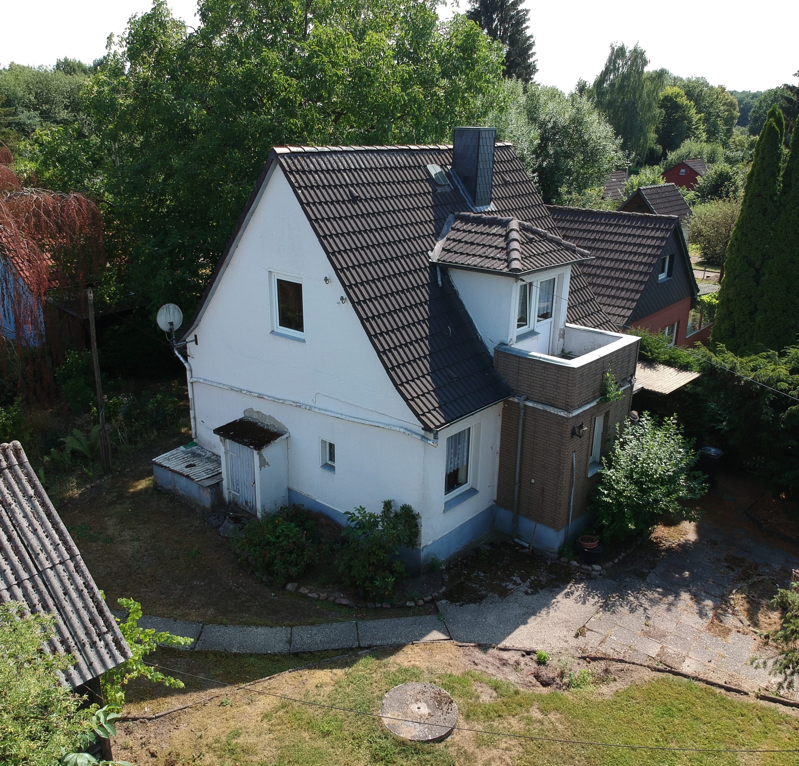 DCIM/105MEDIA/DJI_0349.JPG Luftaufnahme eines freistehenden Einfamilienhauses mit Garten
