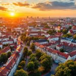 Luftaufnahme der beliebtesten Wohn-Stadtteile von Hannover mit Altbauten und Grünflächen bei Sonnenuntergang