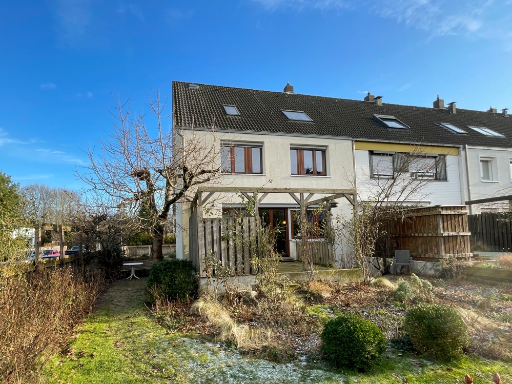 *** VERKAUFT *** Großzügiges Reihenendhaus mit Platz vom Keller bis unter das Dach!, 30539 Hannover / Bemerode, Reihenendhaus
