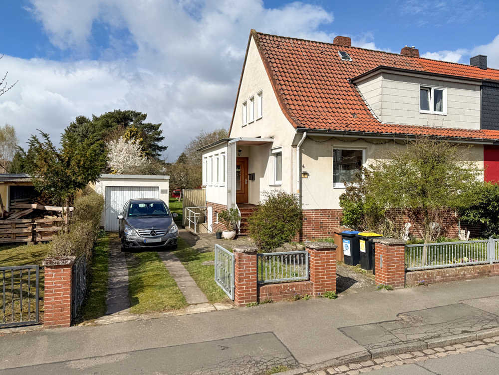 *** VERKAUFT *** Doppelhaushälfte auf großem Grundstück in ruhiger Wohnlage!, 30419 Hannover / Ledeburg, Doppelhaushälfte
