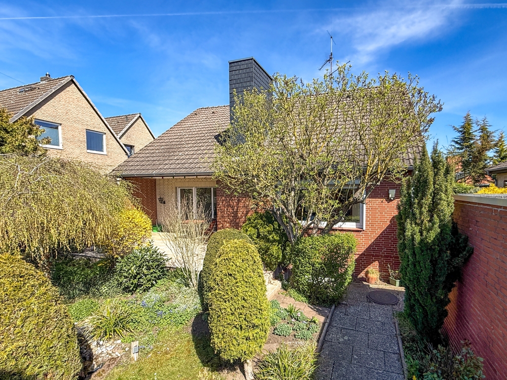 *** VERKAUFT *** Freistehendes Einfamilienhaus mit Vollkeller, Loggia und schön angelegtem Garten!, 30880 Laatzen / Oesselse, Einfamilienhaus