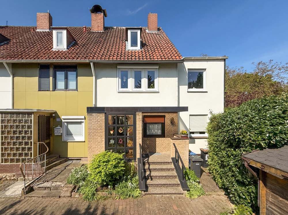 *** VERKAUFT *** Charmantes Reihenendhaus – mit Platz vom Keller bis unter das Dach!, 30459 Hannover / Ricklingen, Reihenendhaus