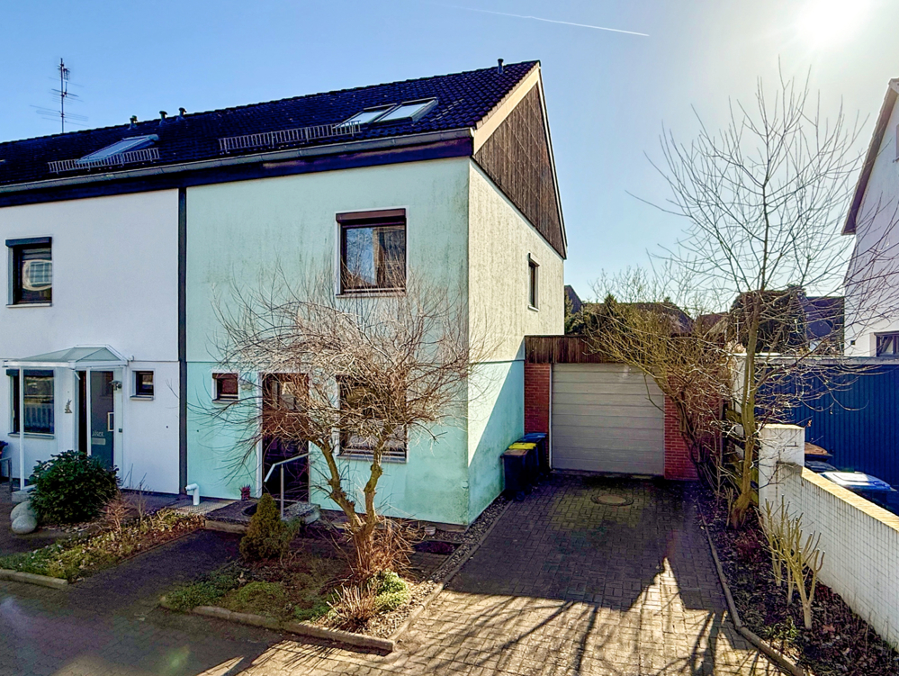 *** VERKAUFT *** Reihenendhaus in Gleidingen: Solide gebaut, mit großem Südgarten, Keller & Garage!, 30880 Laatzen / Gleidingen, Reihenendhaus